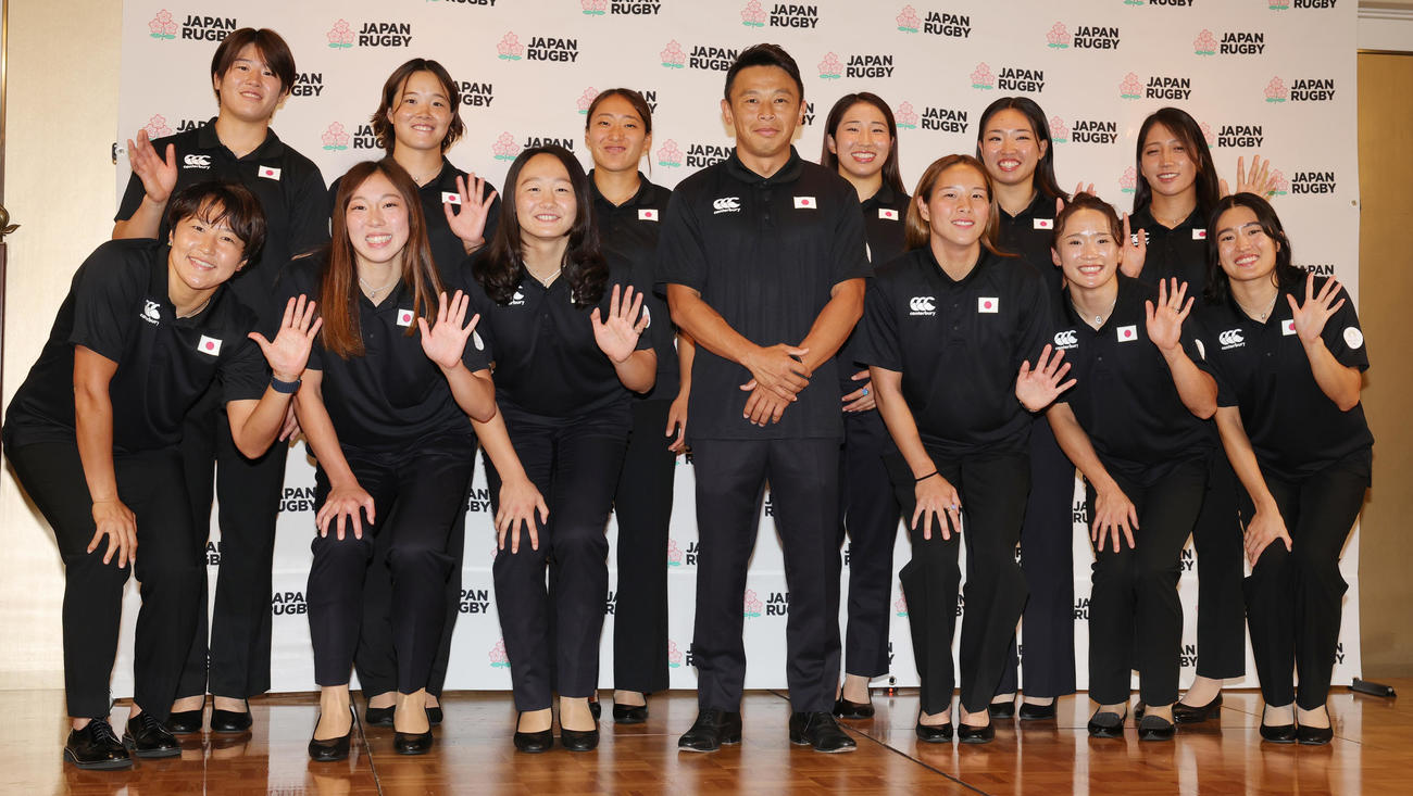 会見したパリ五輪の7人制ラグビー女子日本代表の選手たち。中央は鈴木ヘッドコーチ（撮影・野上伸悟）