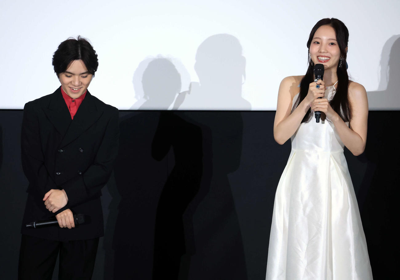 「ワンピース・オン・アイス～エピソード・オブ・アラバスタ～」再演決定記念上映会の舞台あいさつに登場した宇野昌磨さん（左）と本田真凜さん（撮影・浅見桂子）