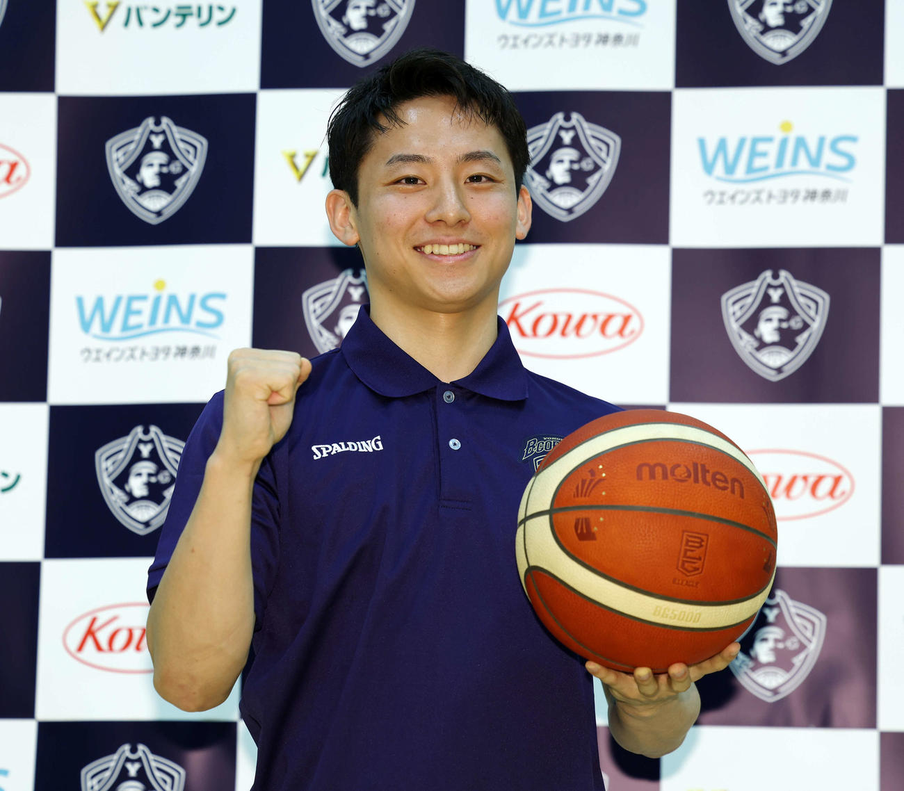 NBAグリズリーズとのエグジビット10契約に合意した横浜BC河村は笑顔でガッツポーズする（撮影・宮地輝）