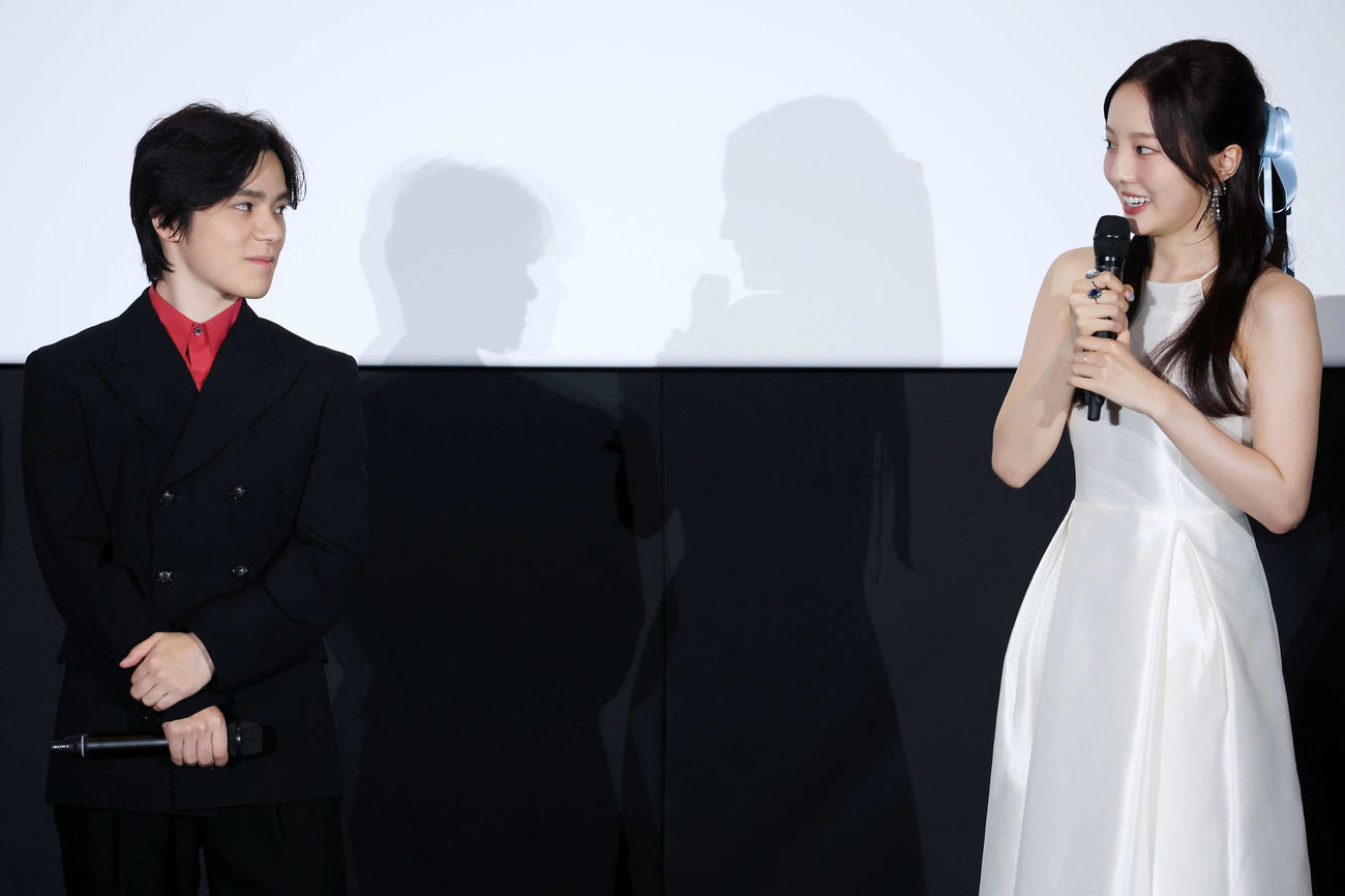 「ワンピース・オン・アイス～エピソード・オブ・アラバスタ～」再演決定記念上映会の舞台あいさつに登場し笑顔で語る宇野昌磨さん（左）と本田真凜さん（撮影・浅見桂子）