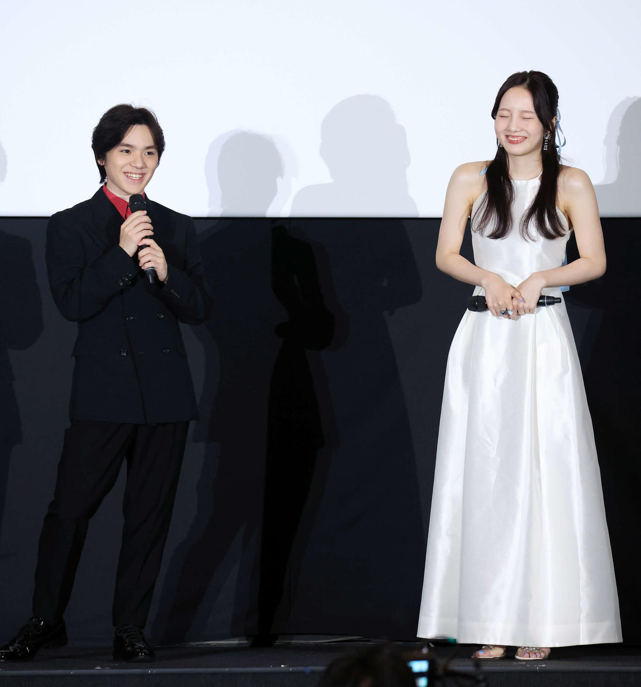 「ワンピース・オン・アイス～エピソード・オブ・アラバスタ～」再演決定記念上映会の舞台あいさつに登場し笑顔で語る宇野昌磨さん（左）と本田真凜さん（撮影・浅見桂子）