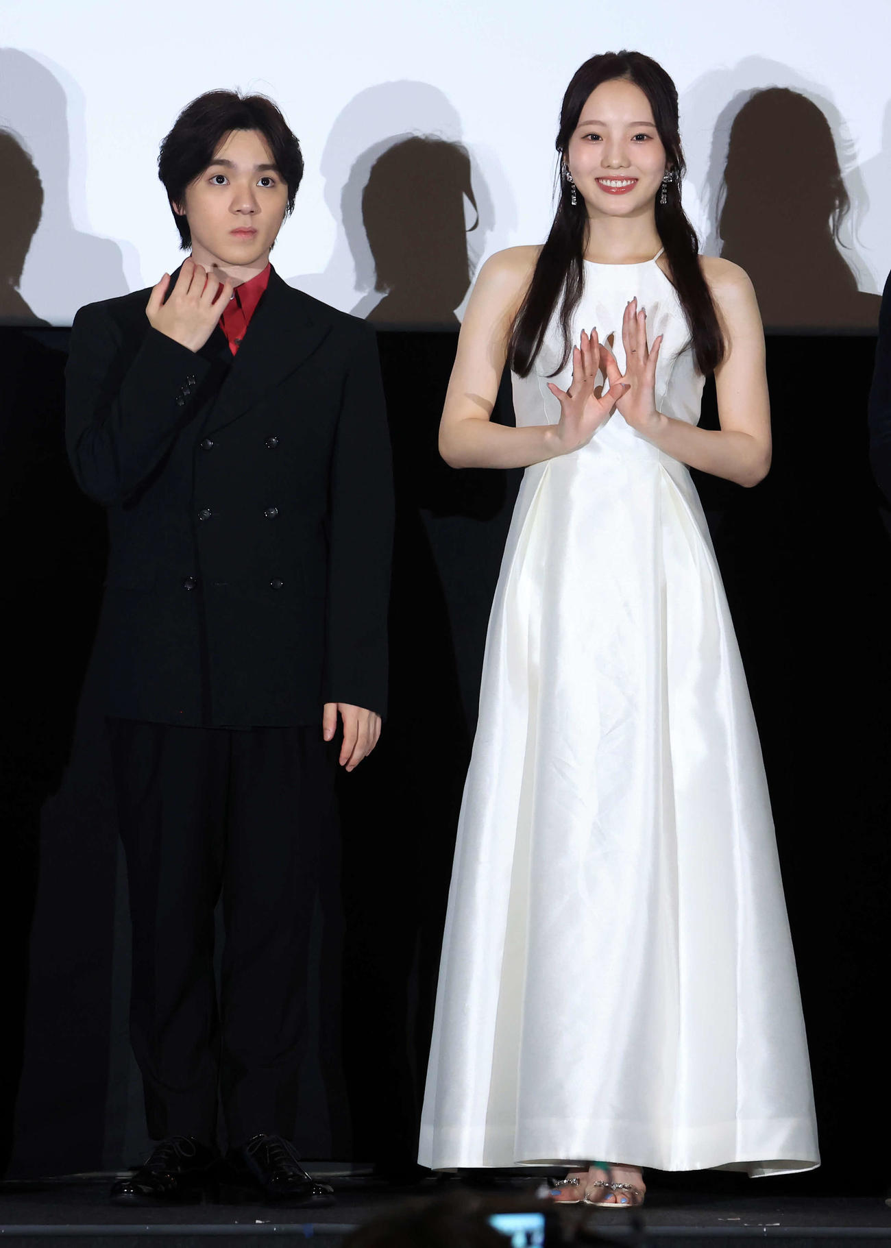 「ワンピース・オン・アイス～エピソード・オブ・アラバスタ～」再演決定記念上映会の舞台あいさつに登場し笑顔の宇野昌磨さん（左）と本田真凜さん（撮影・浅見桂子）
