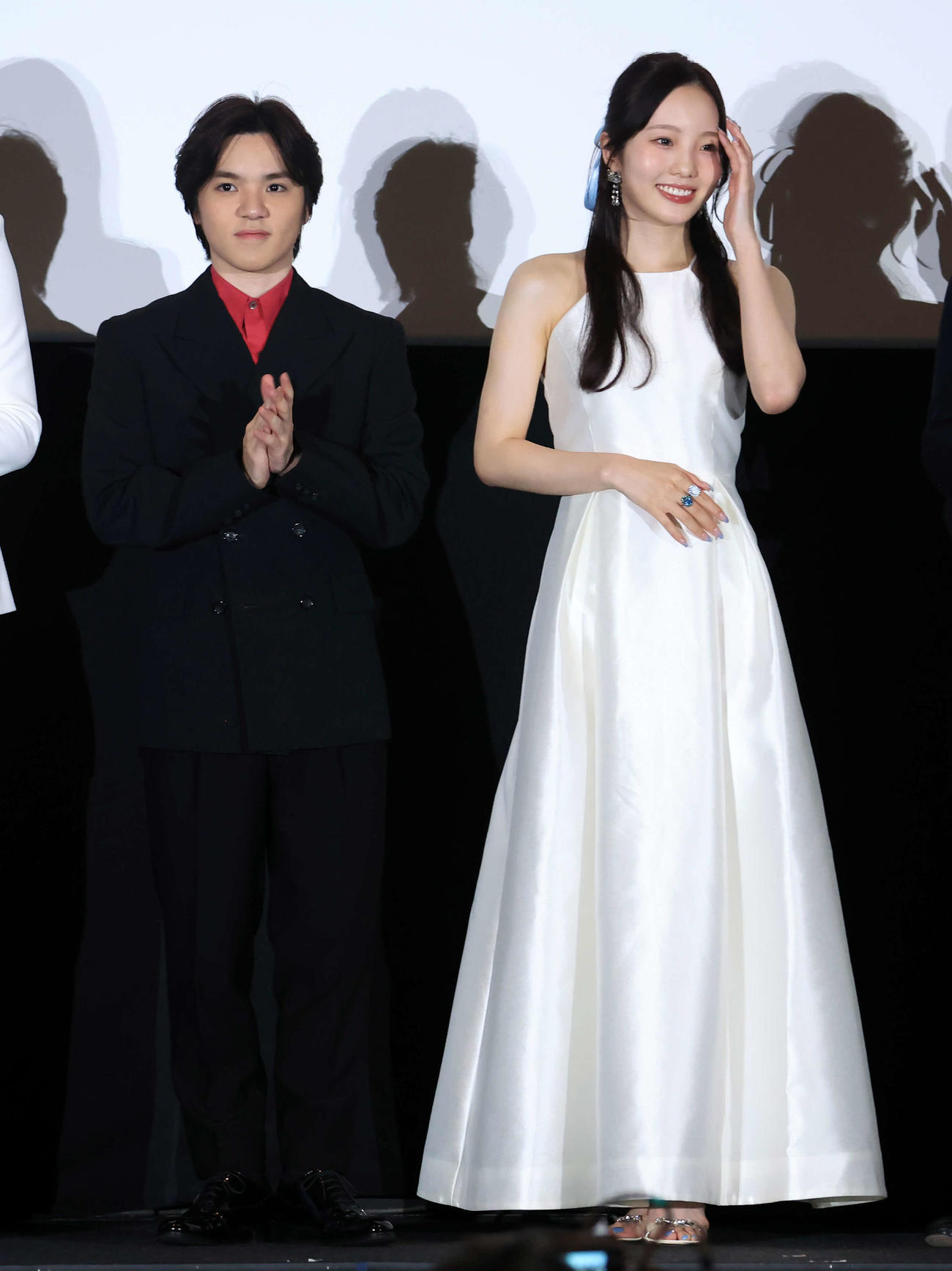「ワンピース・オン・アイス～エピソード・オブ・アラバスタ～」再演決定記念上映会の舞台あいさつに登場し笑顔の宇野昌磨さん（左）と本田真凜さん（撮影・浅見桂子）