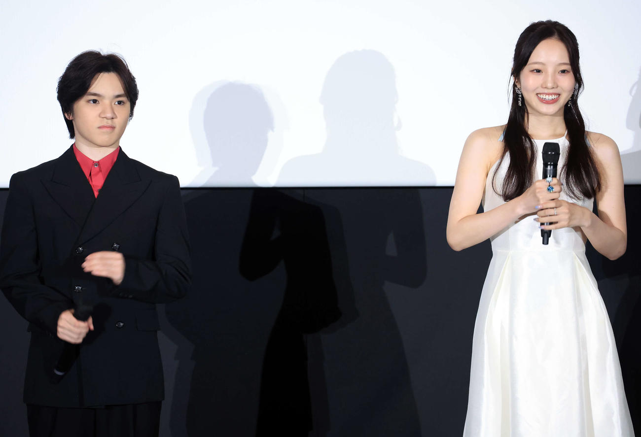 「ワンピース・オン・アイス～エピソード・オブ・アラバスタ～」再演決定記念上映会の舞台あいさつに登場した宇野昌磨さん（左）と本田真凜さん（撮影・浅見桂子）