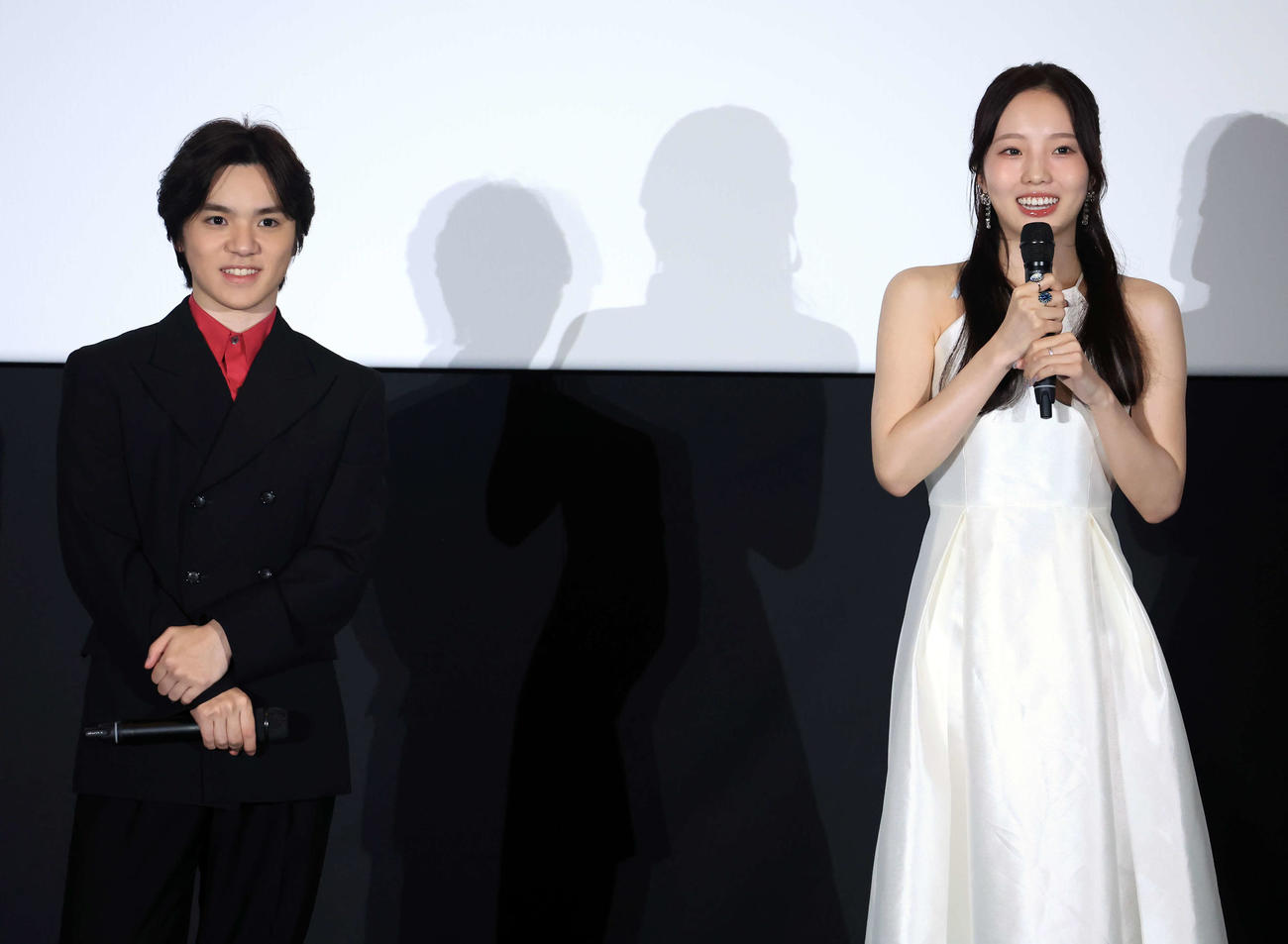 「ワンピース・オン・アイス～エピソード・オブ・アラバスタ～」再演決定記念上映会の舞台あいさつに登場した宇野昌磨さん（左）と本田真凜さん（撮影・浅見桂子）