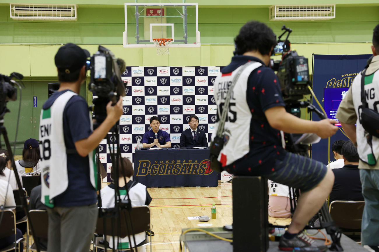 NBAグリズリーズとのエグジビット10契約に合意した横浜BC河村は大勢の報道陣が集まる中質問に答える（撮影・宮地輝）