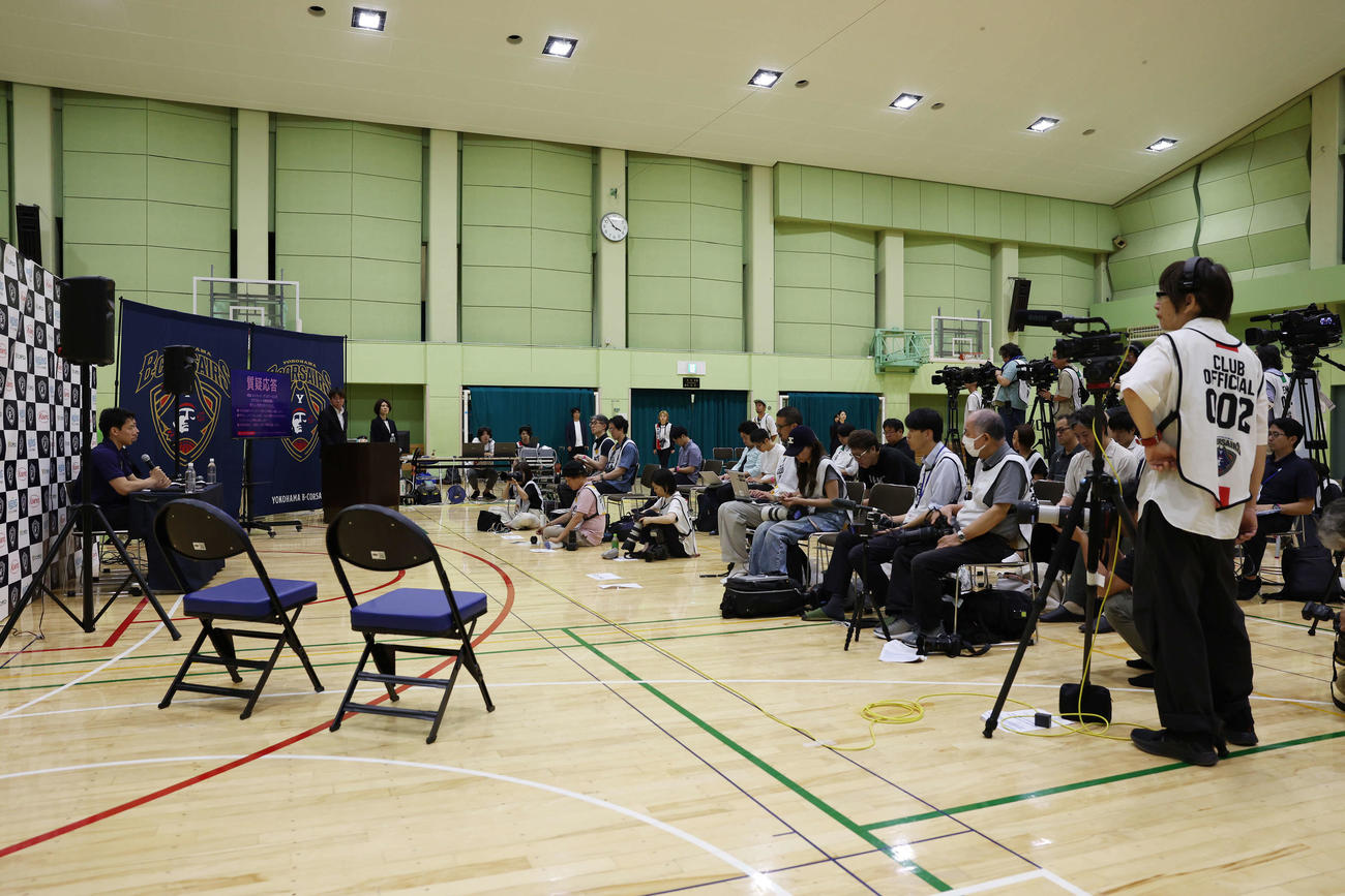 NBAグリズリーズとのエグジビット10契約に合意した横浜BC河村は大勢の報道陣が集まる中質問に答える（撮影・宮地輝）