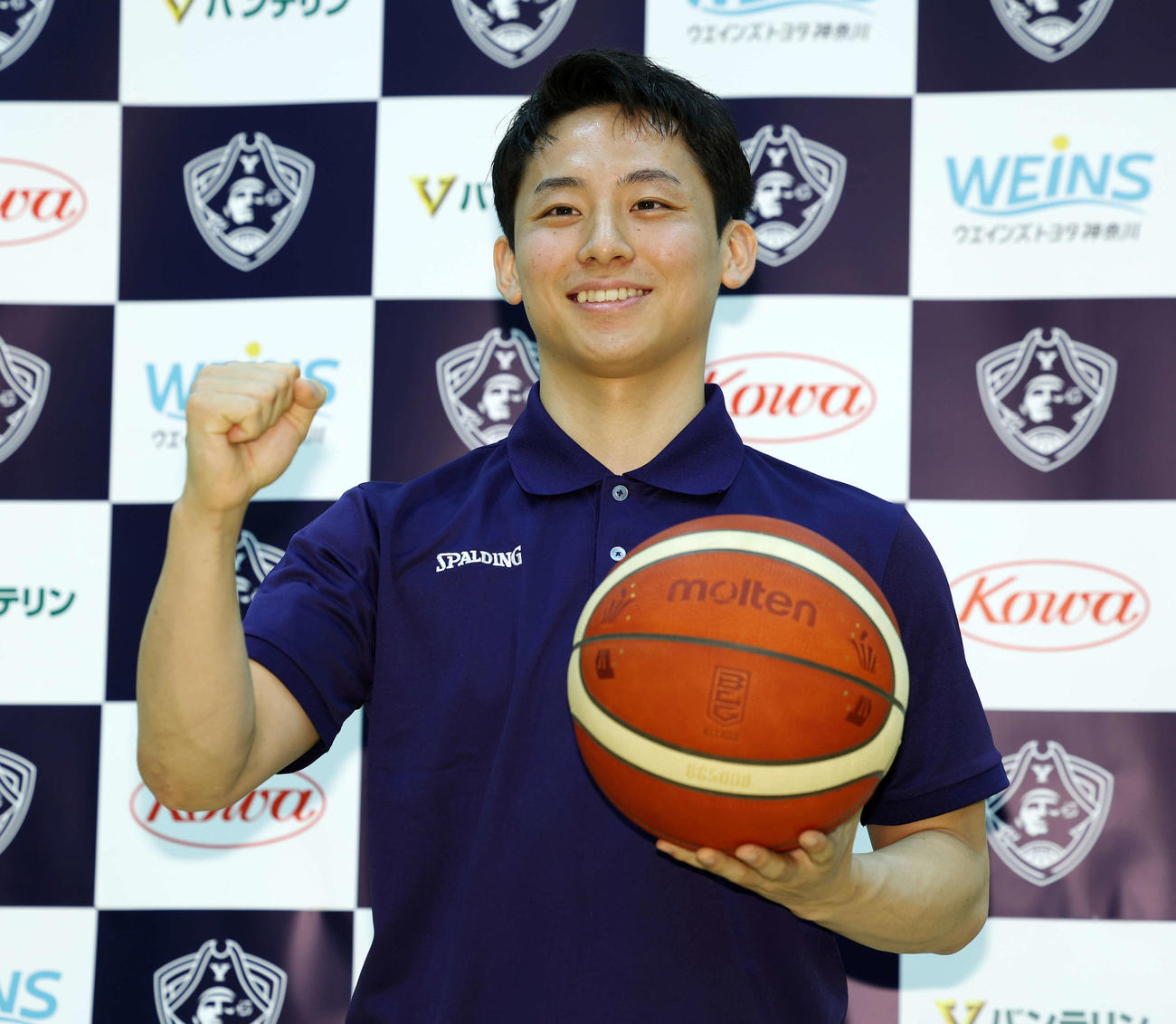 NBAグリズリーズとのエグジビット10契約に合意した横浜BC河村は笑顔でガッツポーズする（撮影・宮地輝）