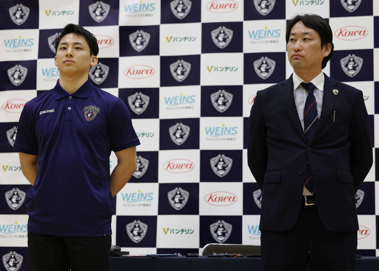 NBAグリズリーズとのエグジビット10契約に合意し記者会見に臨む横浜BC河村（左）と白井代表取締役兼GM（撮影・宮地輝）
