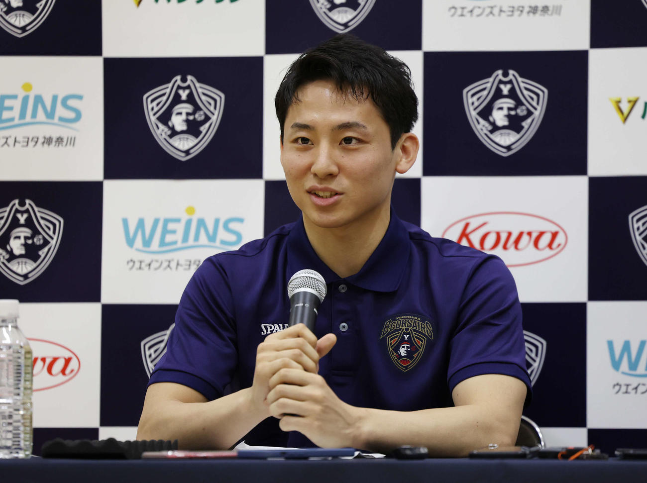 NBAグリズリーズとのエグジビット10契約に合意し質問に笑顔で答える横浜BC河村（撮影・宮地輝）