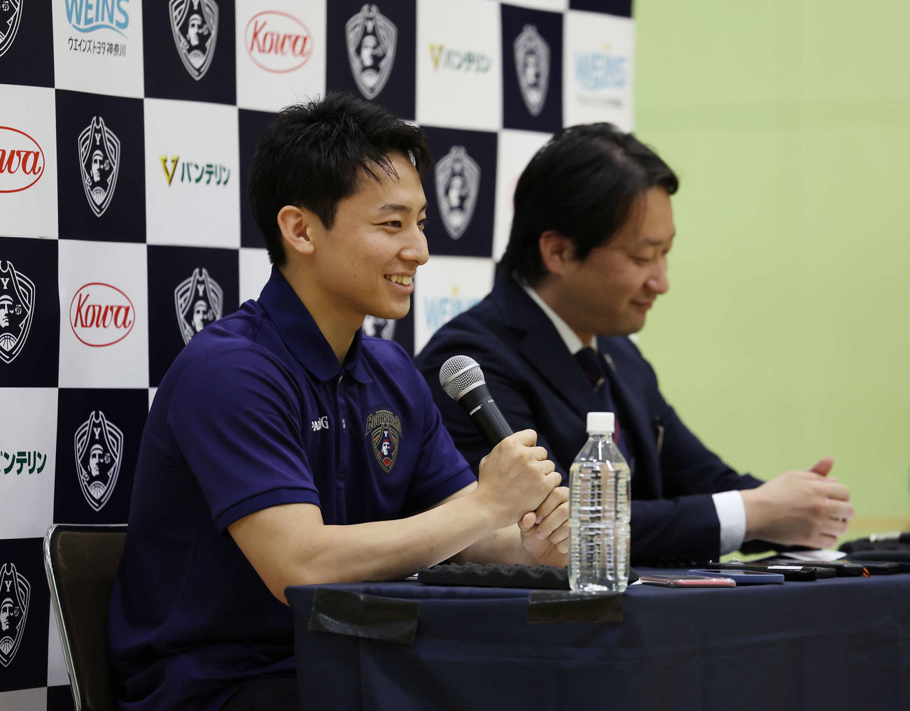 NBAグリズリーズとのエグジビット10契約に合意し質問に笑顔で答える横浜BC河村（撮影・宮地輝）