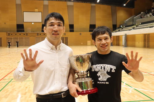 優勝回数「10」のポーズをとる小幡監督(左)と高橋コーチ