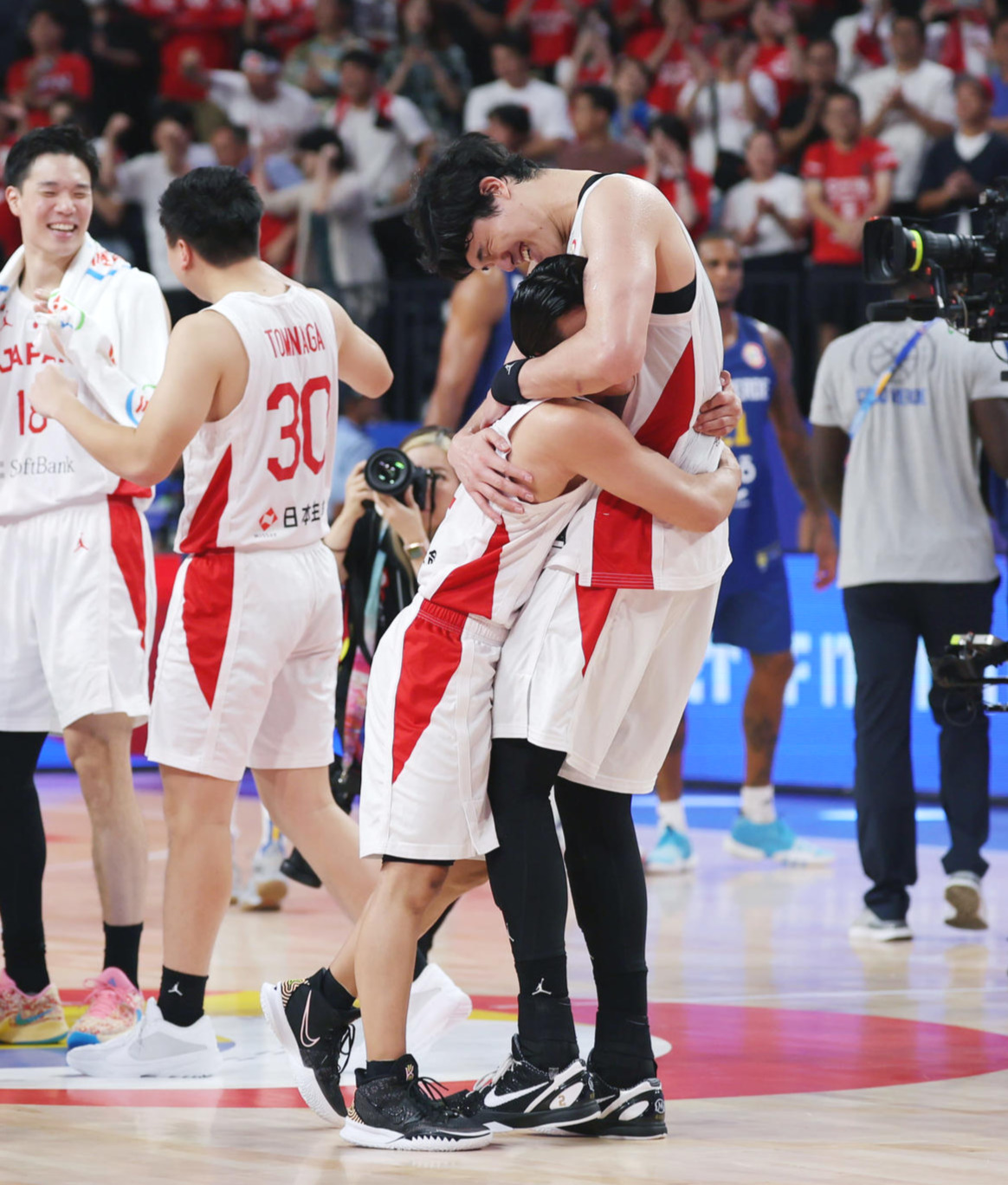 パリ五輪出場を決めた富樫勇樹と渡辺雄太は歓喜のハグ（2023年9月2日撮影）