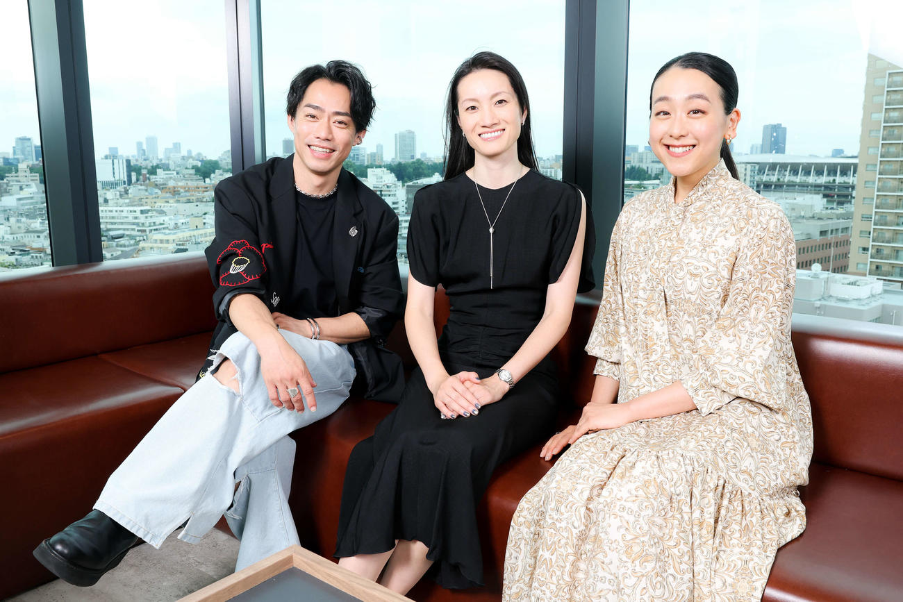 「フレンズオンアイス」に出演する豪華メンバー。（左から）高橋大輔さん、荒川静香さん、浅田真央さん（撮影・河田真司）