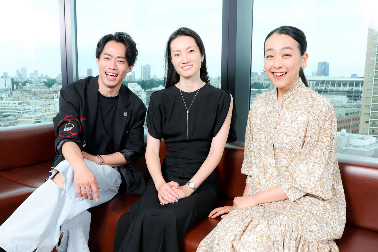 「フレンズオンアイス」に出演する豪華メンバー。（左から）高橋大輔さん、荒川静香さん、浅田真央さん（撮影・河田真司）