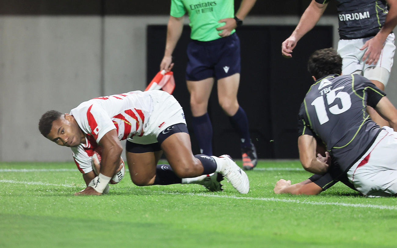日本対ジョージア　前半、トライを奪うナイカブラ（左）（撮影・足立雅史）