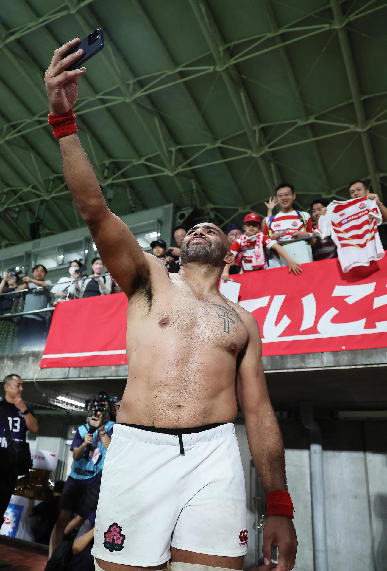 試合後、ファンと記念撮影するリーチ（撮影・足立雅史）