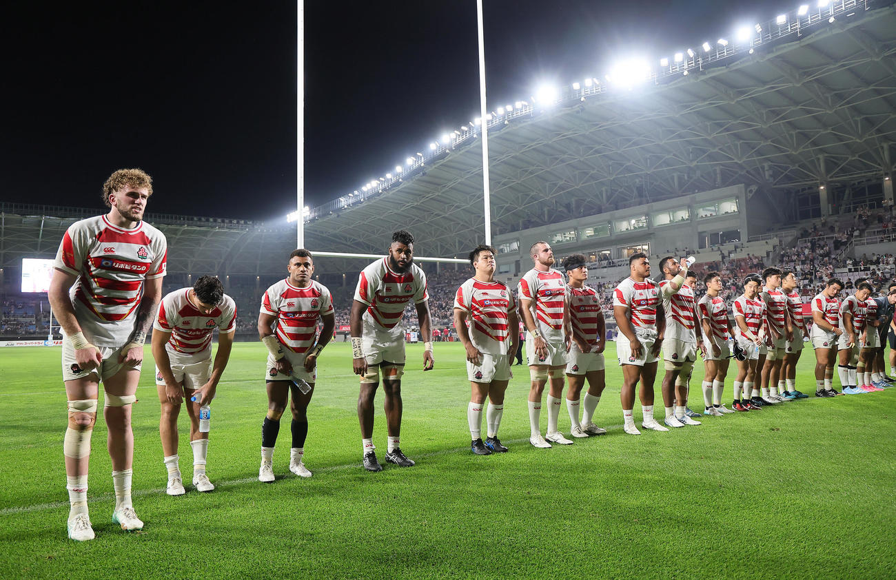 日本対ジョージア　ジョージアに敗れ、スタンドのファンにあいさつする日本代表の選手たち（撮影・足立雅史）