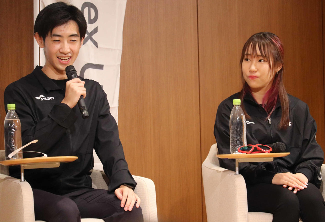 社員からの質問に答える壷井達也（左）と三原舞依（撮影・竹本穂乃加）