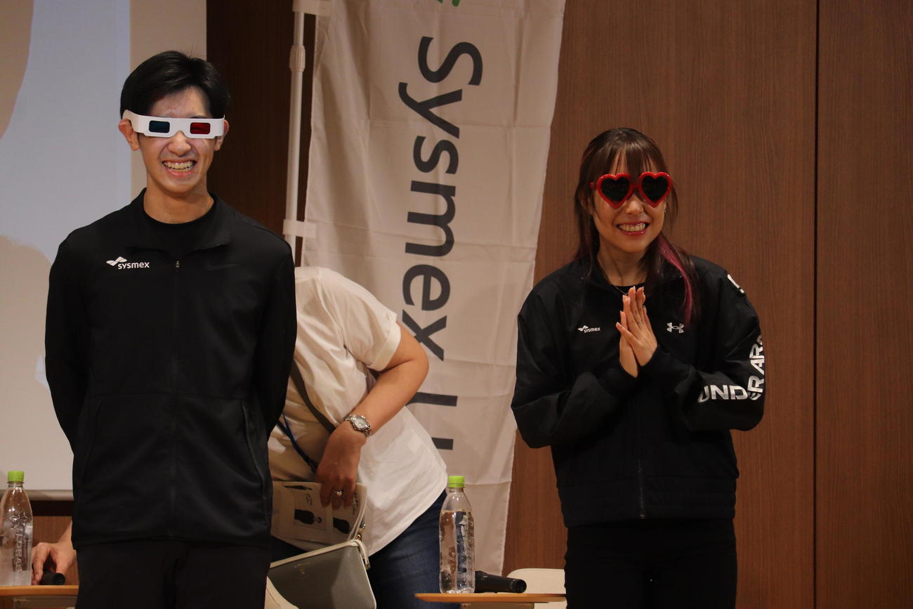 サングラスをかけて登場した壷井達也（左）と三原舞依（撮影・竹本穂乃加）