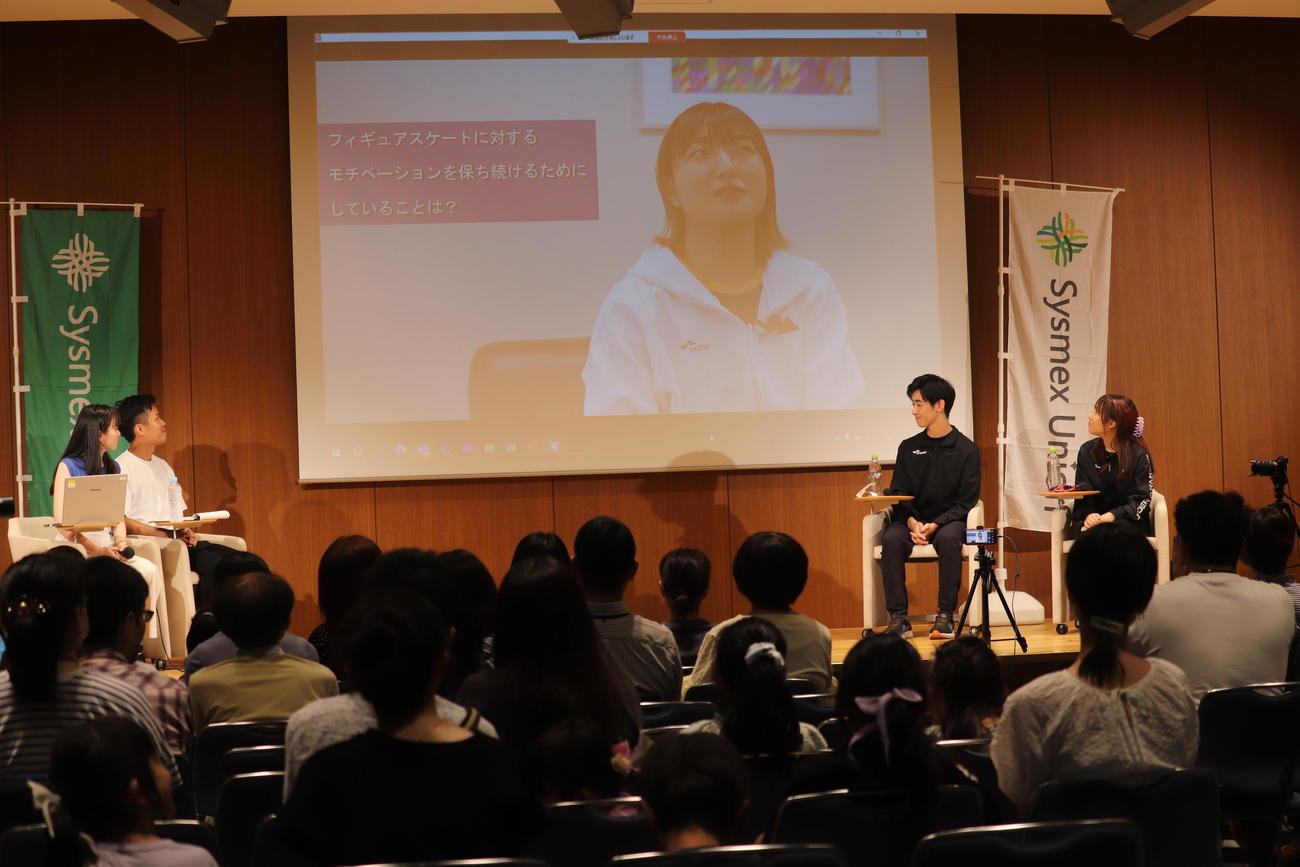 参加できなかった坂本花織は動画で出演「壷井達也（左）と三原舞依（撮影・竹本穂乃加）