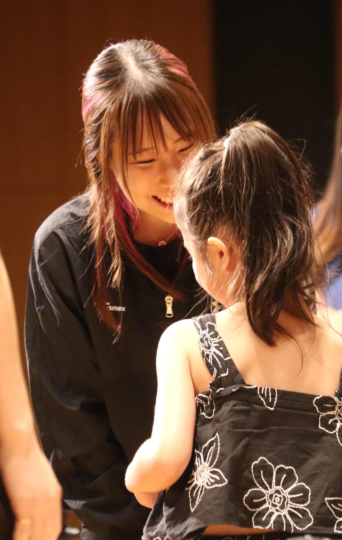 参加者にサイン入り写真を手渡す三原舞依三原舞依（撮影・竹本穂乃加）