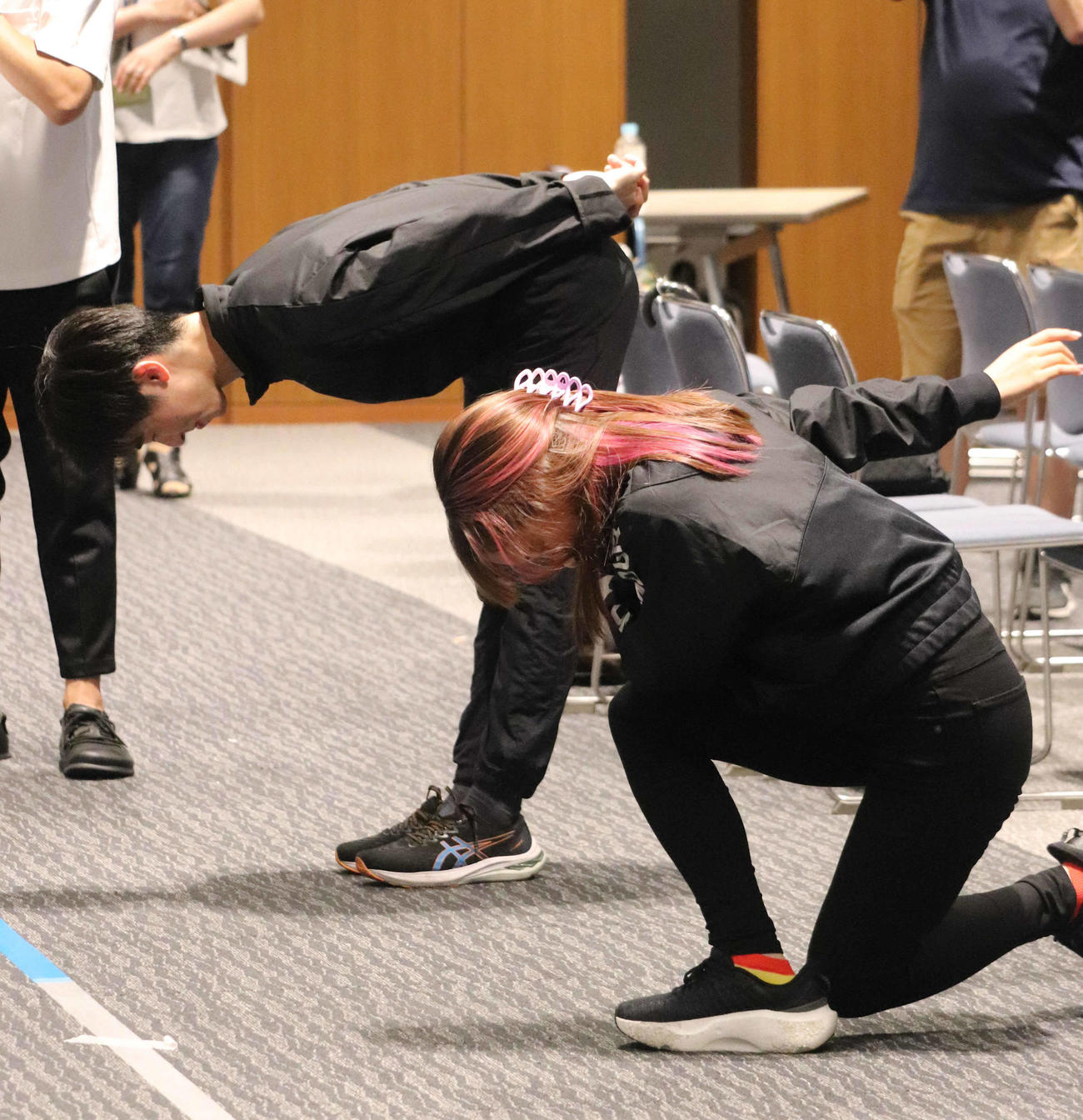 演技後のあいさつをレクチャーする壷井達也（左）と三原舞依（撮影・竹本穂乃加）