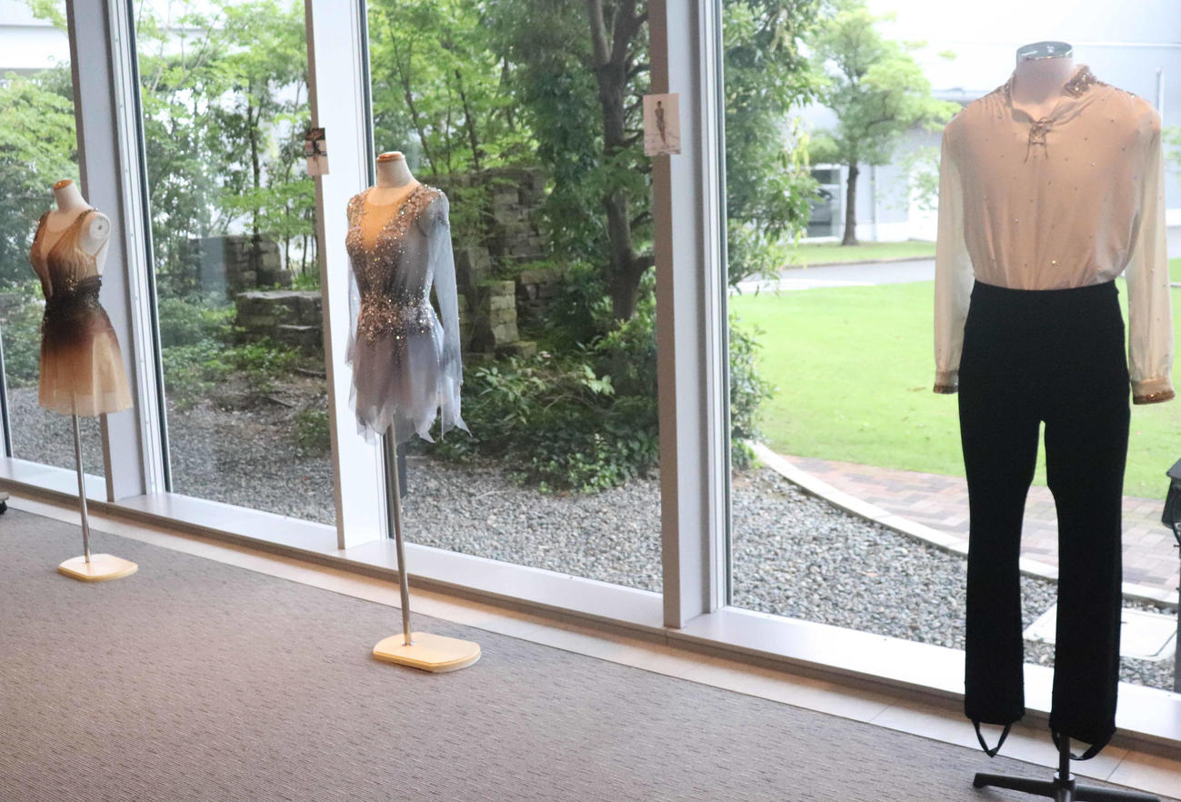 展示された坂本花織、三原舞依、壷井達也の衣装。（撮影・竹本穂乃加）