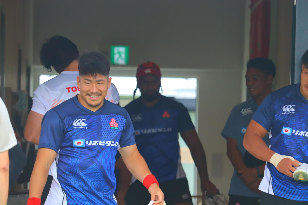 練習中に笑顔を見せるラグビー日本代表松田（C）JRFU