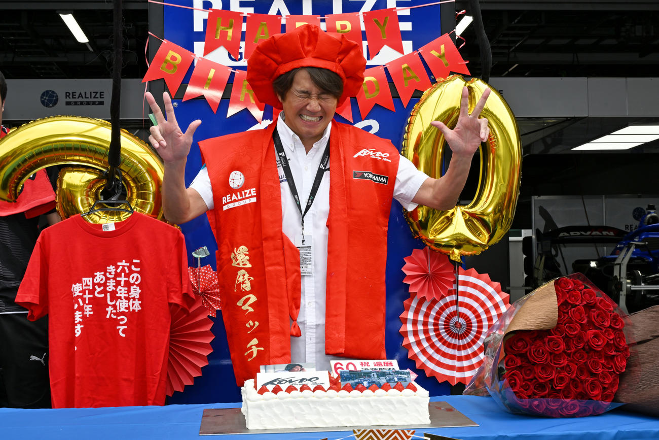 スーパーフォーミュラ第4戦で還暦のお祝いに笑顔を見せる近藤真彦監督（JRP提供）