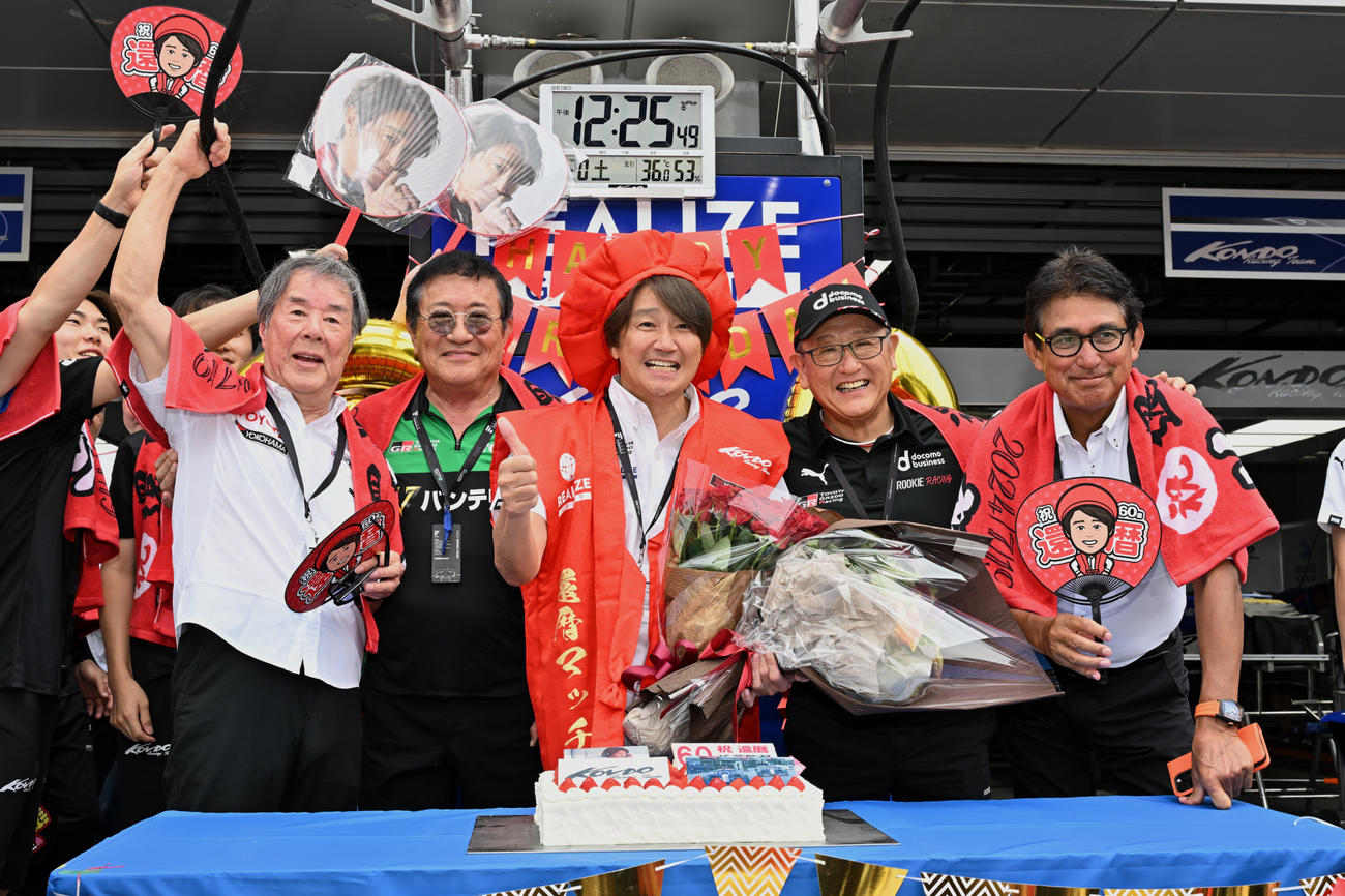 スーパーフォーミュラ第4戦で還暦のお祝いに笑顔を見せる近藤真彦監督（JRP提供）