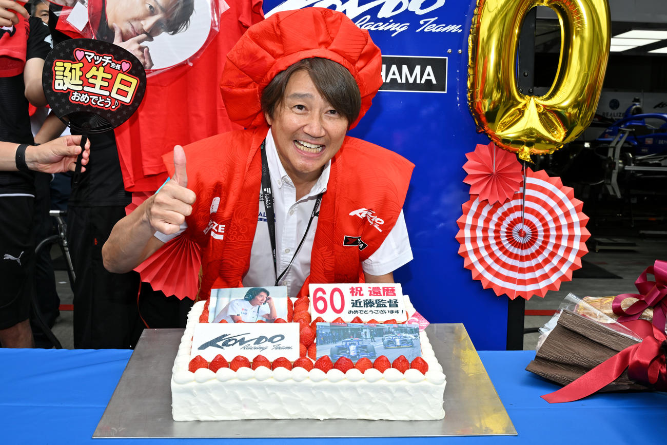 スーパーフォーミュラ第4戦で還暦のお祝いに笑顔を見せる近藤真彦監督（JRP提供）