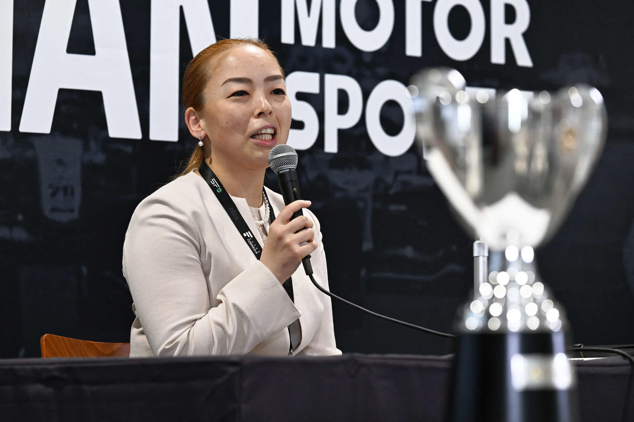 スーパーフォーミュラ第4戦のドライバーズブリーフィングにご臨席した瑶子さま（JRP提供）