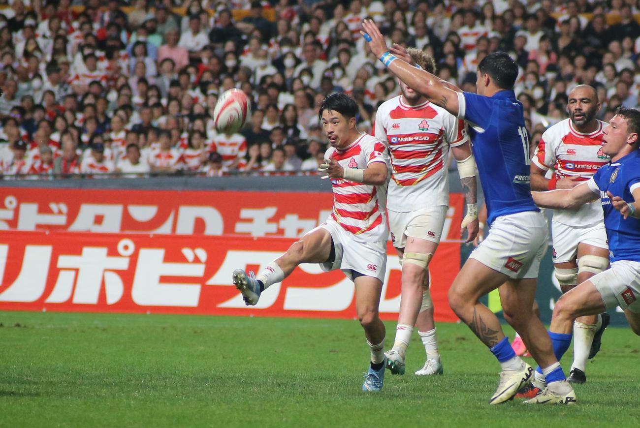 キックでチャンスメークするSH小山（左、撮影・中島洋尚）