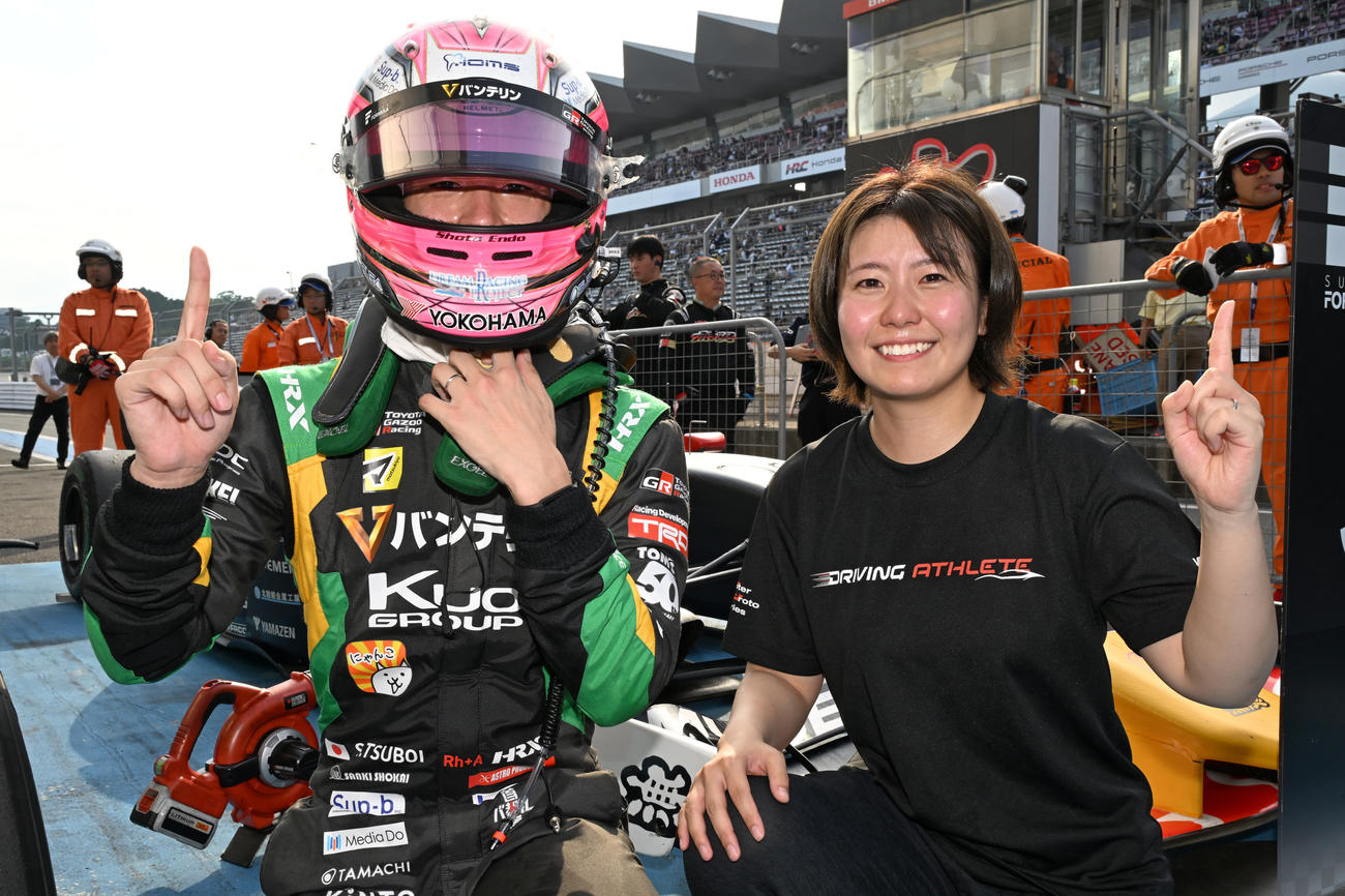 富士スピードウェイで行われたスーパーフォーミュラ第4戦で今季初、通算3勝目を挙げた坪井翔は、妻で併催の女性のみで行われるKYOJO CUPで優勝した斎藤愛未（右）と夫婦そろっての優勝を飾りポーズを決める（JRP提供）