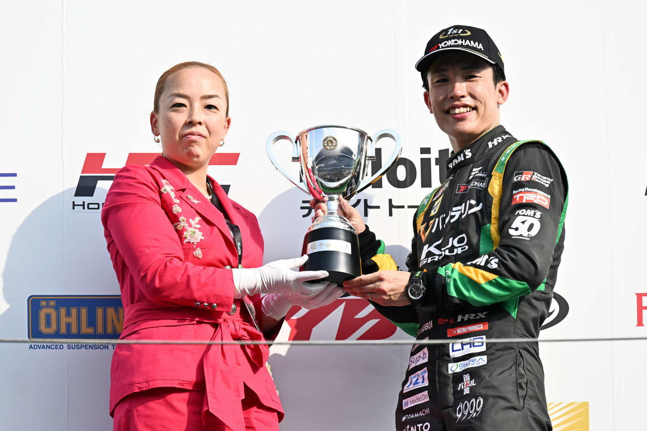 富士スピードウェイで行われたスーパーフォーミュラ第4戦で優勝した坪井翔は、瑶子さまから瑶子女王杯を授与される（JRP提供）