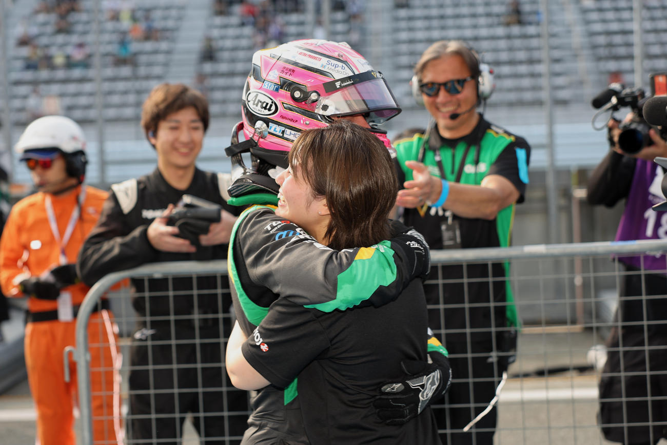 富士スピードウェイで行われたスーパーフォーミュラ第4戦で今季初、通算3勝目を挙げた坪井翔は、妻で併催の女性のみで行われるKYOJO CUPで優勝した斎藤愛未（右）と夫婦そろっての優勝を飾り、抱き合って喜び合う（JRP提供）