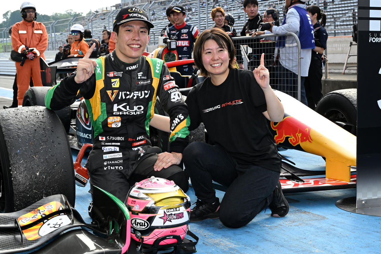 富士スピードウェイで行われたスーパーフォーミュラ第4戦で今季初、通算3勝目を挙げた坪井翔は、妻で併催の女性のみで行われるKYOJO CUPで優勝した斎藤愛未（右）と夫婦そろっての優勝を飾り笑顔を見せる（JRP提供）