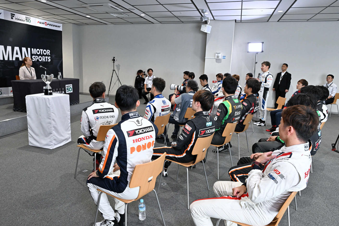 スーパーフォーミュラ第4戦のドライバーズブリーフィングにご臨席した瑶子女王殿下（JRP提供）