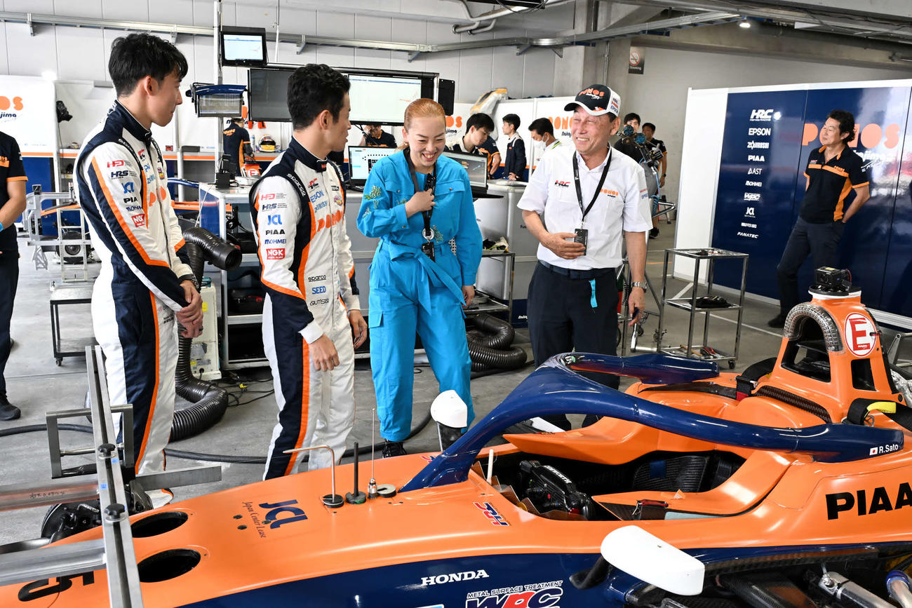 富士スピードウェイで行われたスーパーフォーミュラ第4戦でナカジマレーシングのピットをご訪問された瑶子さま（JRP提供）