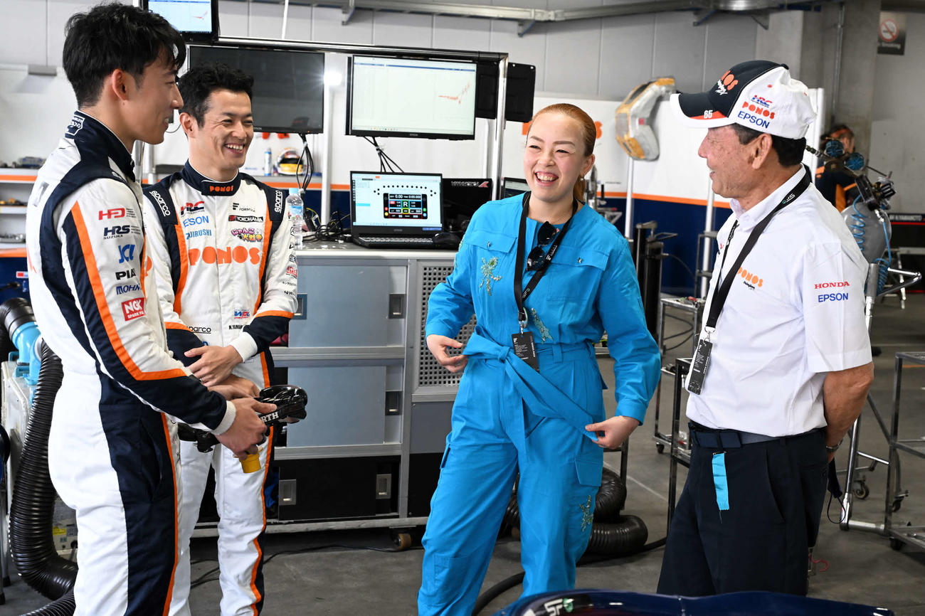 富士スピードウェイで行われたスーパーフォーミュラ第4戦でナカジマレーシングのピットをご訪問された瑶子さま（JRP提供）