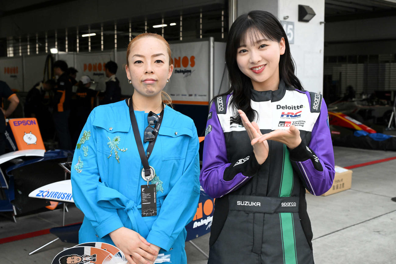 スーパーフォーミュラ広報大使を務める日向坂46富田鈴花（右）はピットをご訪問された瑶子さまと記念撮影（JRP提供）
