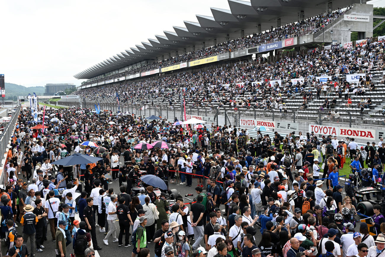 富士スピードウェイで行われたスーパーフォーミュラ第4戦で賑わう決勝グリッド（JRP提供）