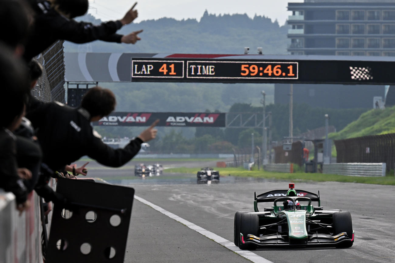 富士スピードウェイで行われたスーパーフォーミュラ第4戦で今季初、通算3勝目を挙げた坪井翔（JRP提供）