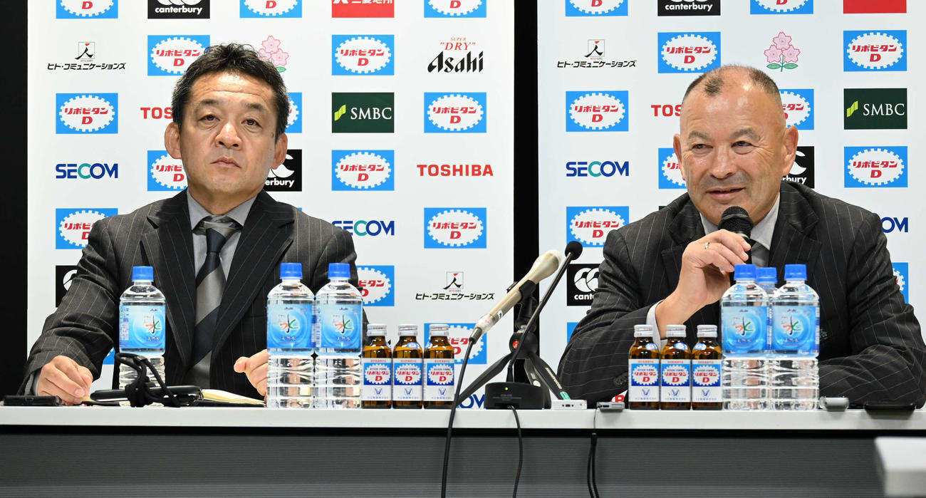 今夏の活動を総括するラグビー日本代表エディー・ヘッドコーチ（右）と永友チームディレクター（撮影・飯岡大暉）
