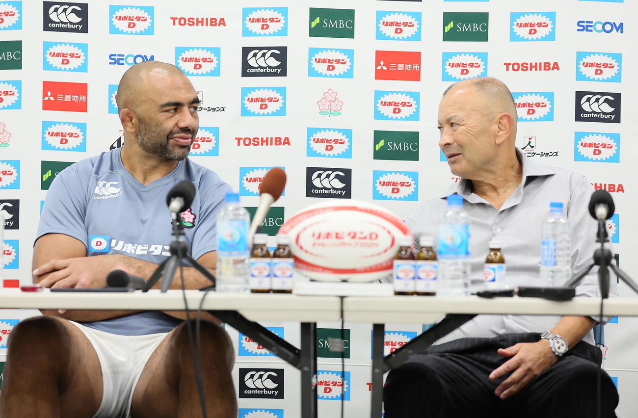 日本対ジョージア　試合後の会見で会話を交わすリーチ（左）とエディーHC（撮影・足立雅史）