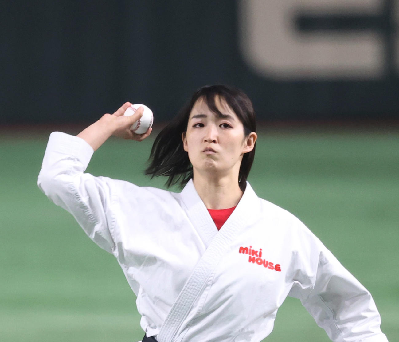 21日東京ガス対ミキハウス戦で始球式を務めた清水希容さん