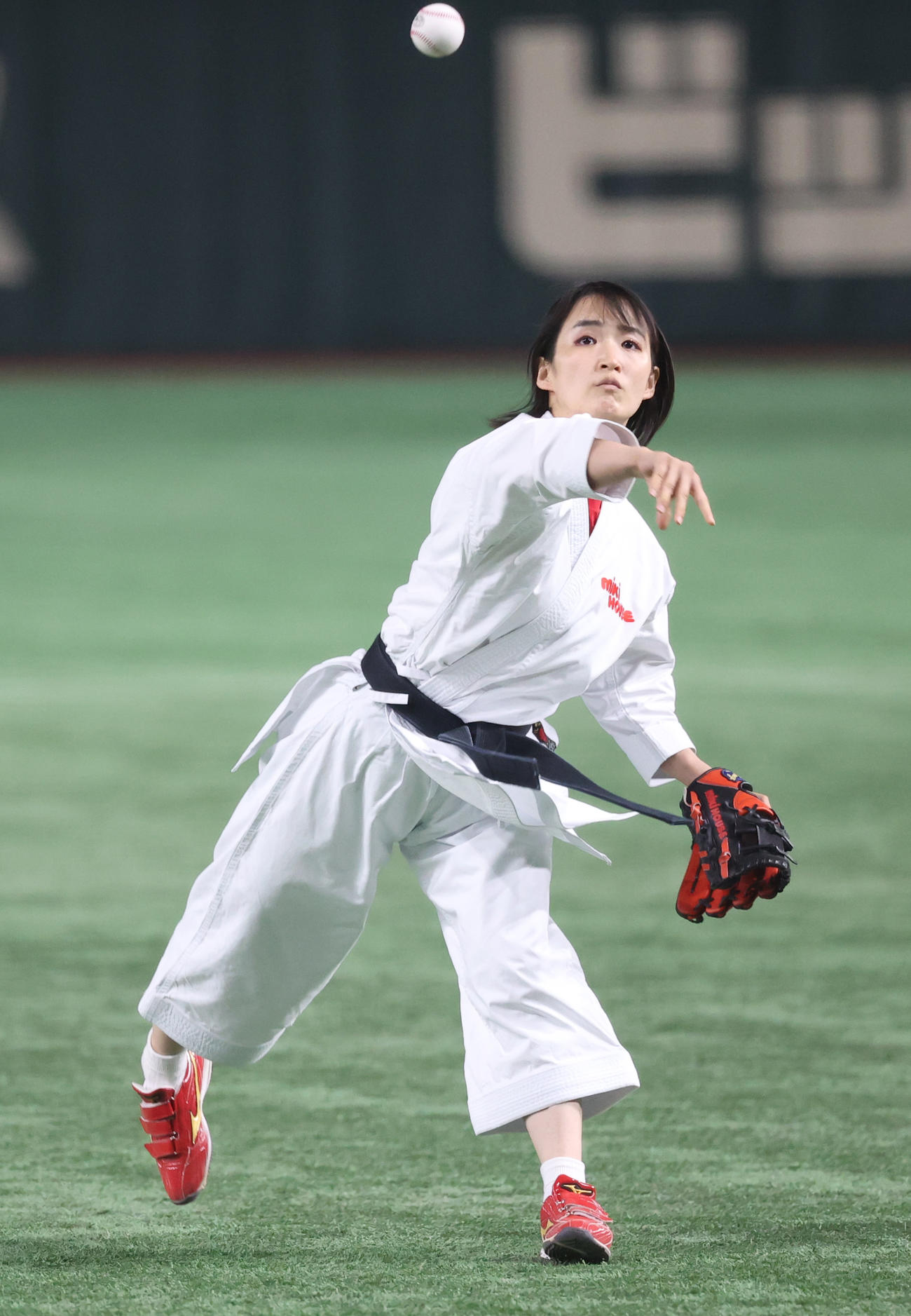 21日、東京ガス対ミキハウス戦で始球式を務めた清水希容さん
