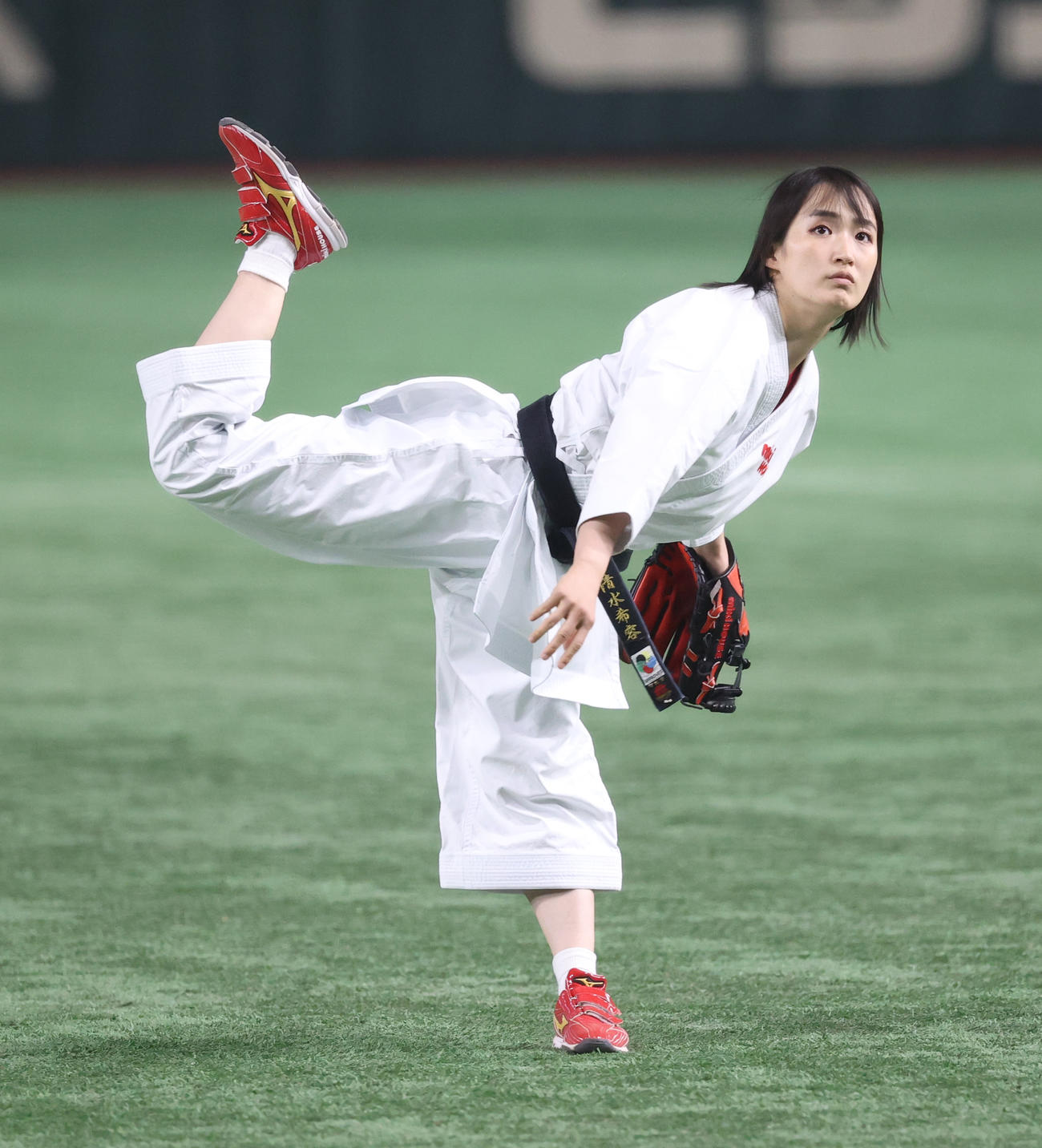 21日、東京ガス対ミキハウス戦で始球式を務めた清水希容さん