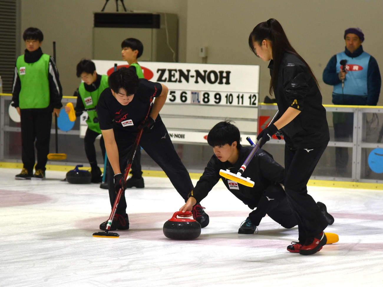 冷静な指示と正確なショットで帯広CAを初優勝に導いた中川瑛斗（中央）